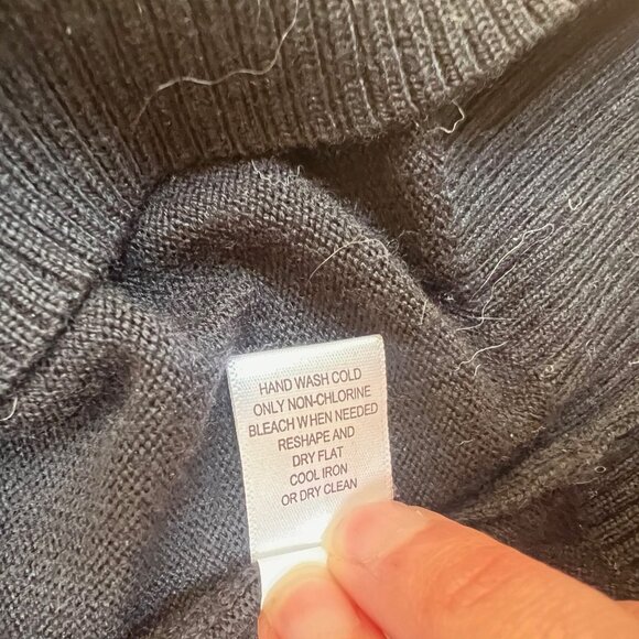 Banana Republic V-neck Black Extra Fine Merino Wool Sweater, Size Medium - Picture 7 of 11